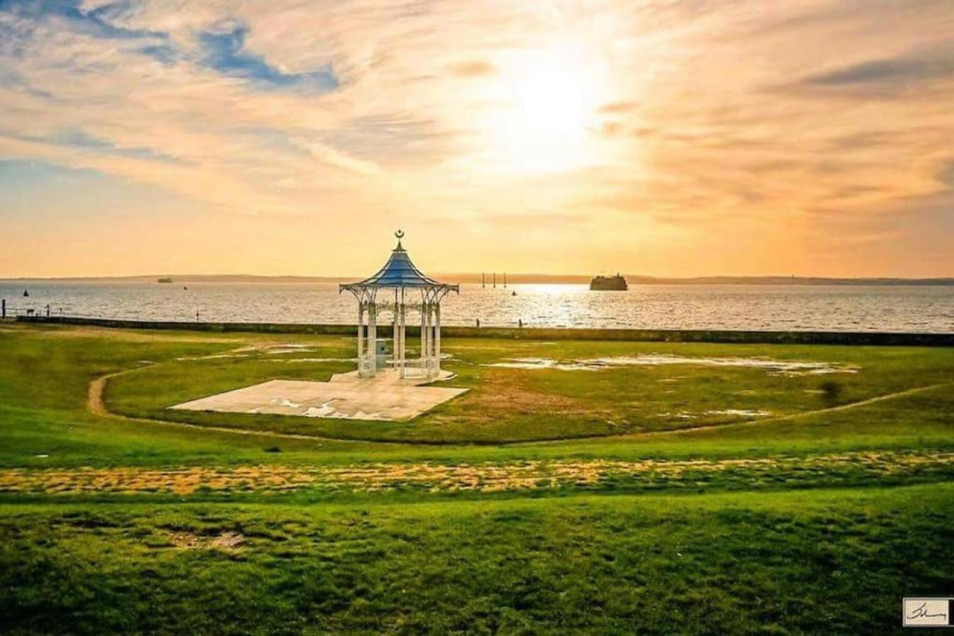 Air Maison - Stunning Beach Front Apartment Portsmouth Kültér fotó